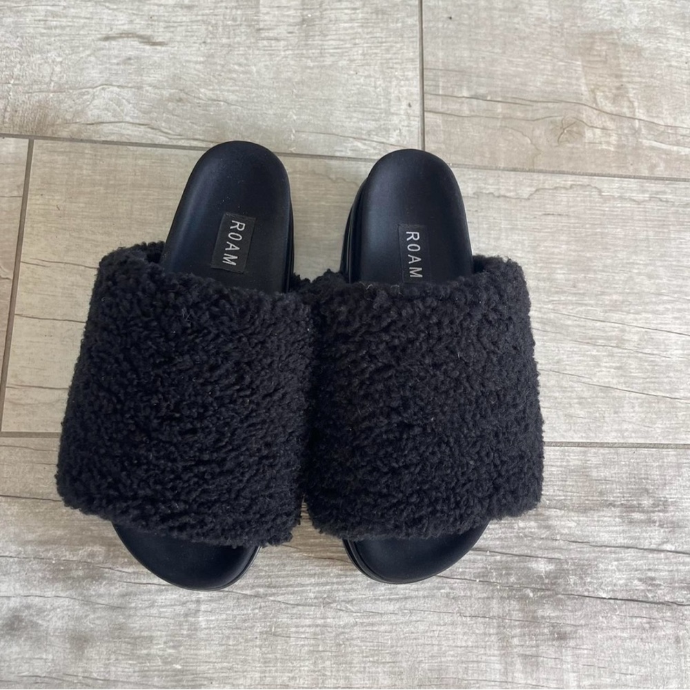 ROAM FUZZY STACK PLATFORM BLACK FAUX SHEARLING